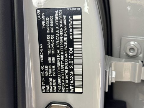 Certified 2025 Porsche Macan image 31