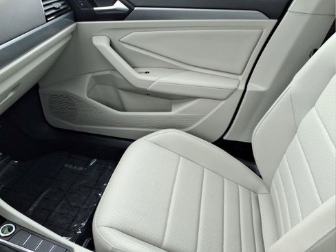 Used 2022 Volkswagen Jetta SE w/ Panoramic Sunroof Package FWD image 17