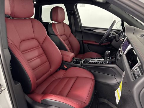 Certified 2025 Porsche Macan S image 30