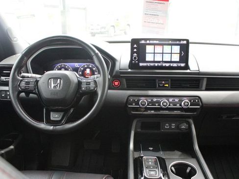 Used 2025 Honda Pilot Black Edition image 2