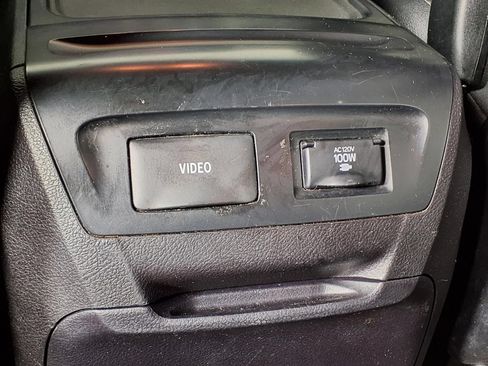 Used 2017 Toyota Sienna SE Premium FWD image 12