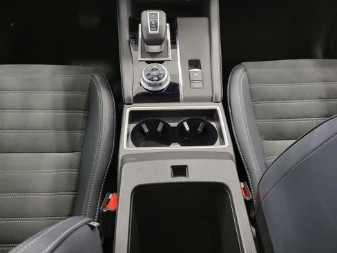 Used 2024 Mitsubishi Outlander AWD image 16