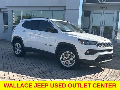 Used 2025 Jeep Compass Latitude AWD/4WD image 2