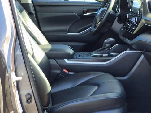 Used 2022 Toyota Highlander XLE image 23