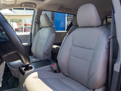Used 2020 Toyota Sienna XLE FWD image 25
