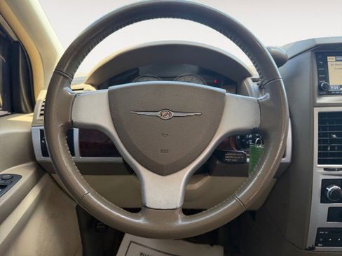 Used 2010 Chrysler Town & Country Touring w/ Entertainment Group #2 FWD image 8