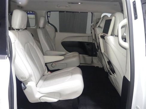 Used 2018 Chrysler Pacifica Touring-L Plus w/ Advanced Safetytec Group FWD image 24