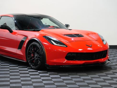 Used 2015 Chevrolet Corvette Z06 w/ 3LZ Preferred Equipment Group RWD image 9