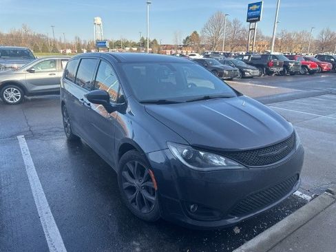 Used 2020 Chrysler Pacifica Touring w/ S Appearance Package image 3