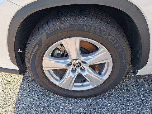 Used 2023 Toyota Highlander LE FWD image 17