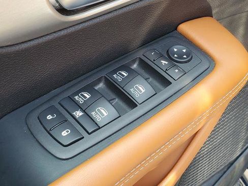 Used 2025 Chrysler Pacifica Pinnacle FWD image 23