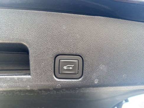 Used 2025 Chevrolet Traverse LT image 17