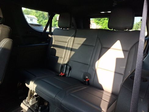 Used 2023 Chevrolet Suburban Z71 w/ Luxury Package AWD/4WD image 10