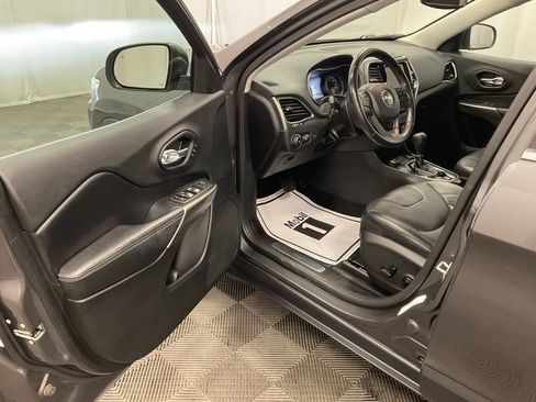 Used 2019 Jeep Cherokee Limited image 16