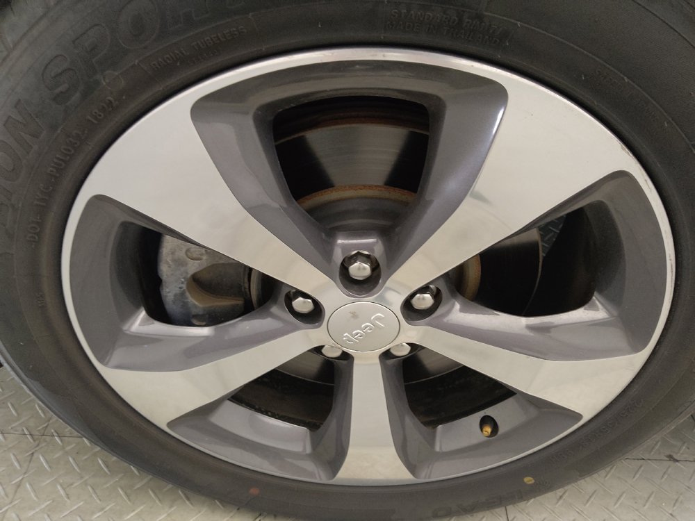 Used 2019 Jeep Cherokee Limited FWD image 31