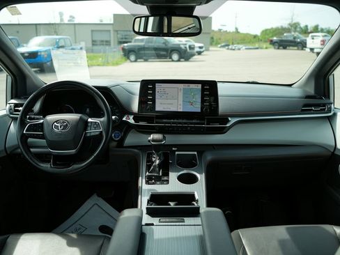 Used 2021 Toyota Sienna XSE FWD image 10