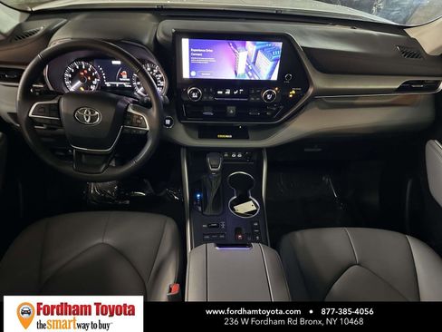 Used 2023 Toyota Highlander XLE image 18