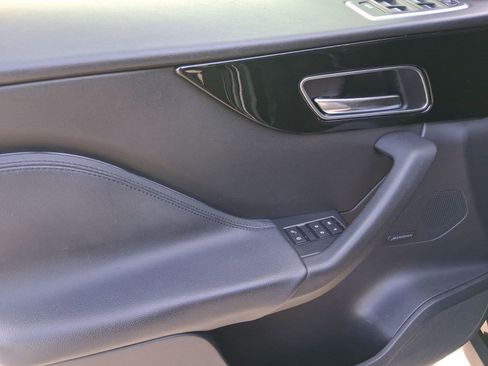 Used 2017 Jaguar F-PACE Premium image 12