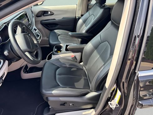 Used 2024 Chrysler Pacifica Limited FWD image 9