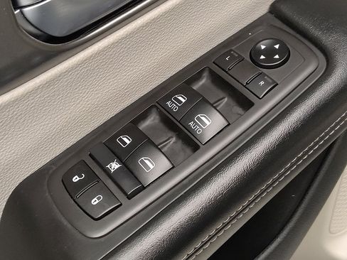 Used 2021 Chrysler Pacifica Touring-L FWD image 27