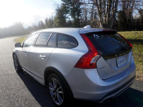 Used 2018 Volvo V60 T5 Cross Country w/ Convenience Package image 4