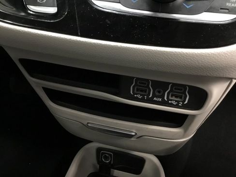 Used 2023 Chrysler Pacifica Touring-L image 23