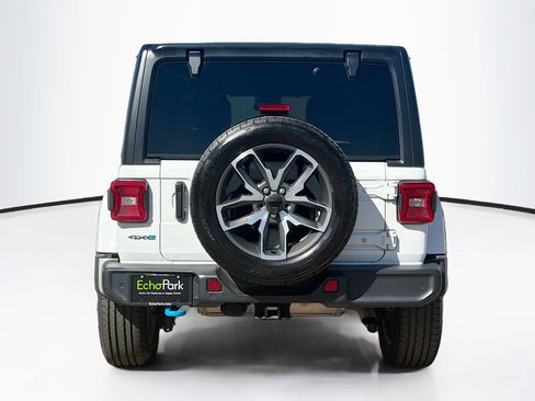 Used 2024 Jeep Wrangler Unlimited w/ Convenience Group AWD/4WD image 7