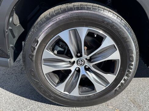 Used 2023 Toyota Highlander XLE image 6