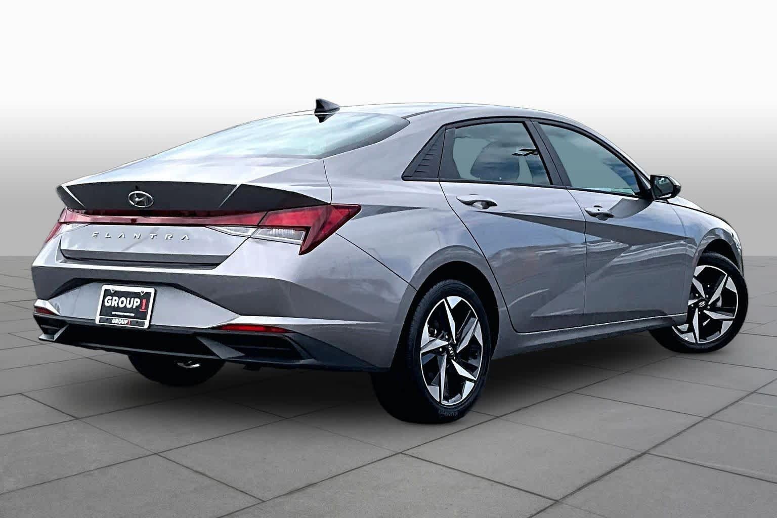 Used 2023 Hyundai Elantra SEL w/ Convenience Package FWD image 12