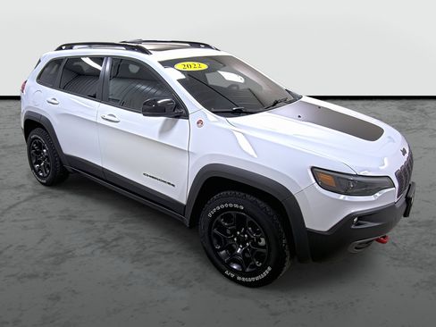 Used 2022 Jeep Cherokee Trailhawk w/ Sun, Sound & Nav Group AWD/4WD image 5