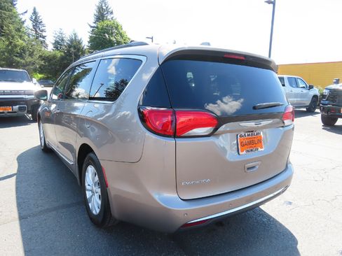 Used 2017 Chrysler Pacifica Touring-L FWD image 5