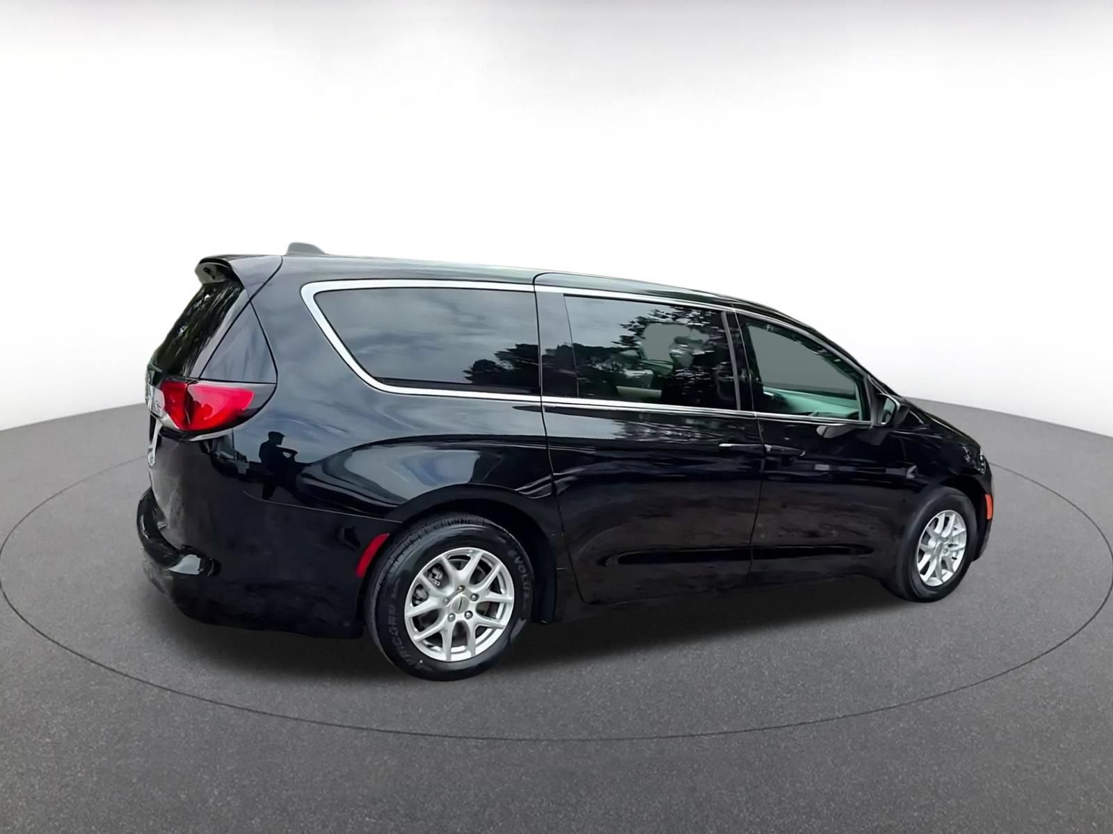 Used 2024 Chrysler Voyager LX FWD image 14