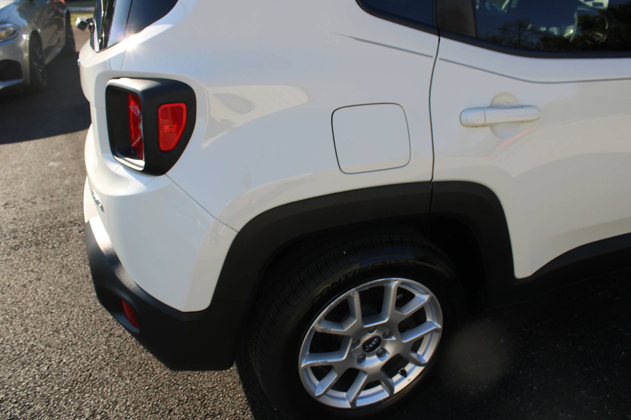 Used 2019 Jeep Renegade Latitude FWD image 9