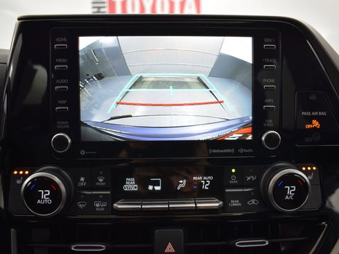 Used 2022 Toyota Highlander XLE image 18
