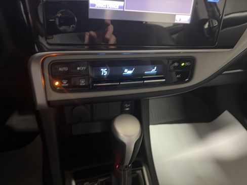 Used 2018 Toyota Corolla LE image 19