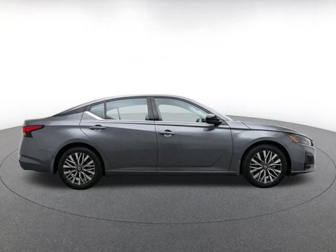 Used 2025 Nissan Altima 2.5 SV FWD image 8