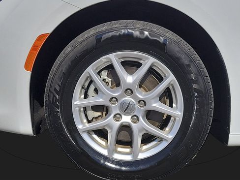 Used 2023 Chrysler Voyager LX FWD image 9