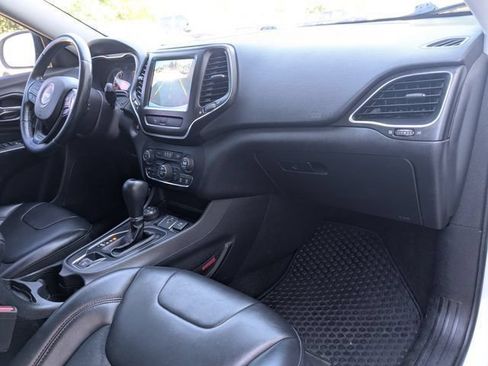 Used 2019 Jeep Cherokee Trailhawk w/ Cold Weather Group AWD/4WD image 5