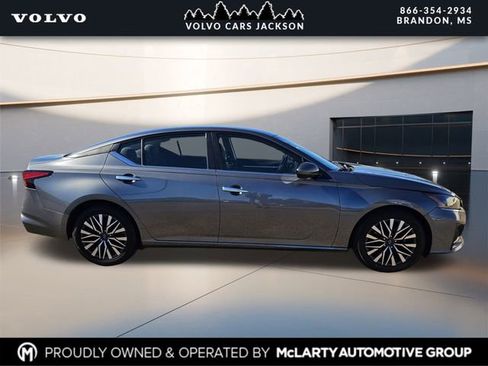 Used 2023 Nissan Altima 2.5 SV image 3