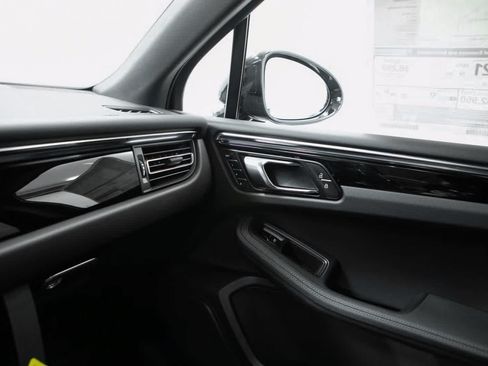 Certified 2026 Porsche Macan AWD/4WD image 23