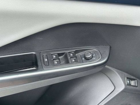 Used 2023 Volkswagen Taos SE w/ Panoramic Sunroof Package AWD/4WD image 17
