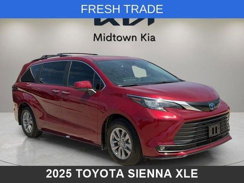 Used 2025 Toyota Sienna XLE FWD image 1