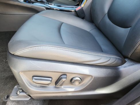 Used 2022 Toyota Corolla Cross XLE w/ Convenience Package image 8