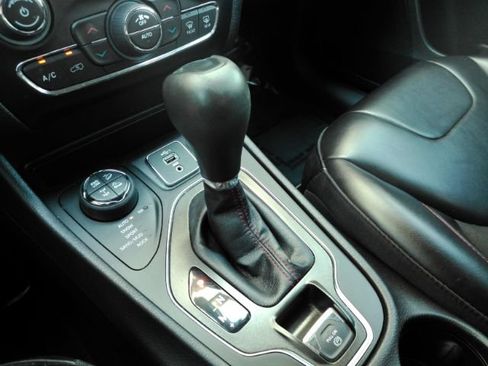 Used 2020 Jeep Cherokee Trailhawk AWD/4WD image 46