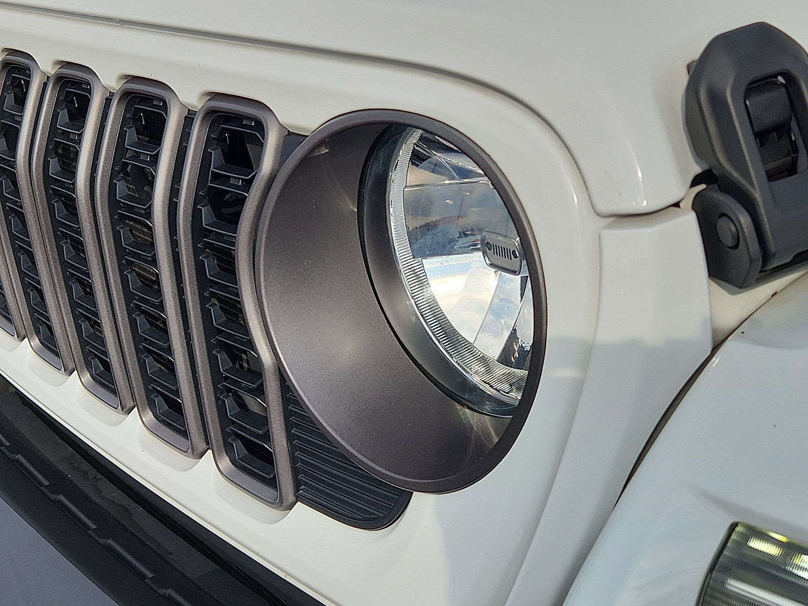 Used 2024 Jeep Wrangler Unlimited w/ Convenience Group AWD/4WD image 9