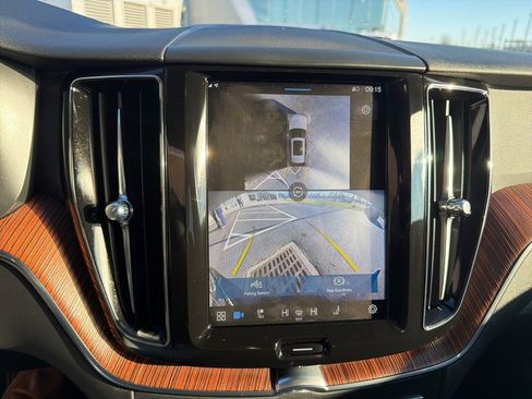 Certified 2025 Volvo XC60 B5 Plus image 7