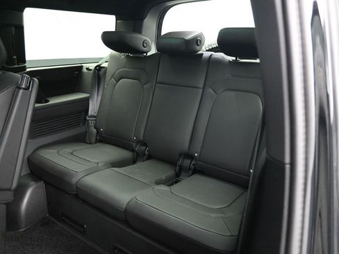 Used 2025 Land Rover Defender 130 X-Dynamic SE image 7