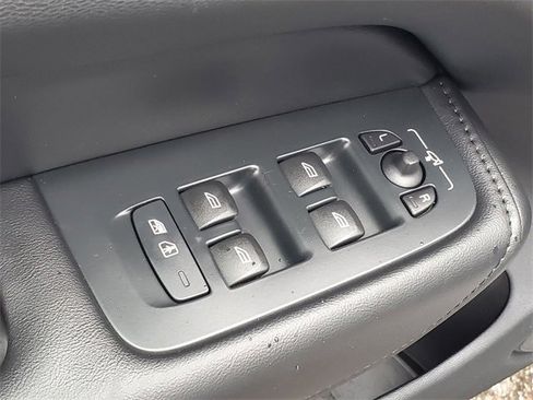 Used 2025 Volvo XC60 B5 Plus image 12