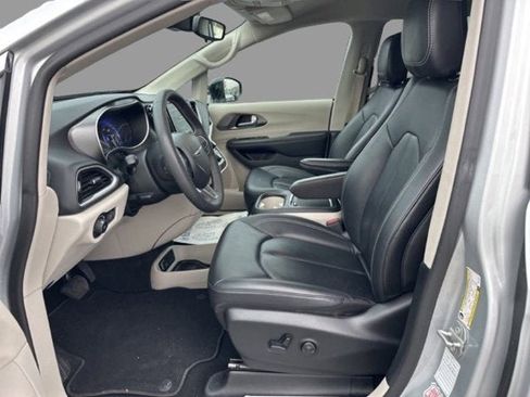 Used 2024 Chrysler Pacifica Touring-L image 3