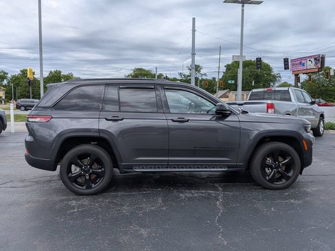Used 2023 Jeep Grand Cherokee Altitude AWD/4WD image 8